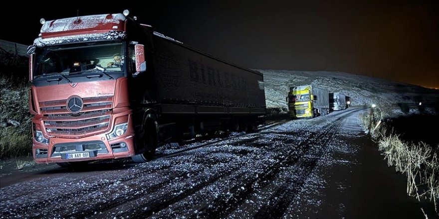 Ardahan'da kar ve buzlanma nedeniyle tırlar yolda kaldı