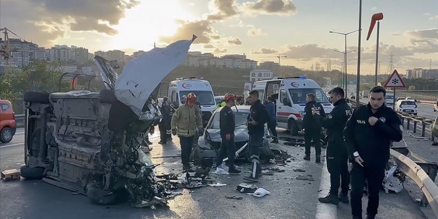 İstanbul'da TEM Otoyolu'nda 4 aracın karıştığı kazada 2 kişi öldü