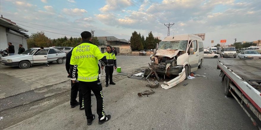 Şanlıurfa'da tırla minibüsün çarpıştığı kazada 12 kişi yaralandı