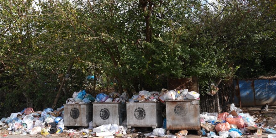 İşçiler ile belediyenin anlaştığı Kartal'da bazı mahallelerde çöpler hala toplanmadı