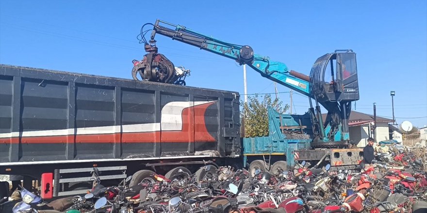 Sandıklı'da yediemin otoparkında bekleyen araçlar geri dönüşüme gönderildi