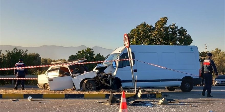 İzmir'de kamyonet ile otomobilin çarpıştığı kazada 1 kişi öldü