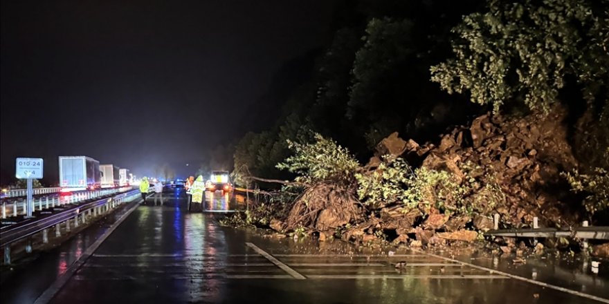 Rize'de heyelan nedeniyle Karadeniz Sahil Yolu'nun Artvin yönü ulaşıma kapandı