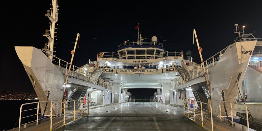 İzmir'de feribotun iskeleye çarpması sonucu 2 yolcu yaralandı