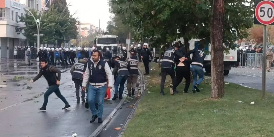 Batman Valiliği'nden açıklama: Belediye binası önündeki olaylarda 6 polis yaralandı, idari soruşturma başlatıldı