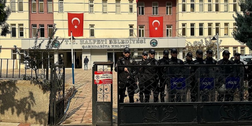 Halfeti Belediyesi önünde polislere taşlı saldırıya ilişkin 8 kişi daha yakalandı