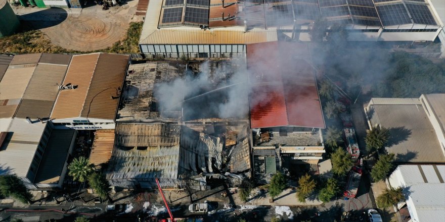 İzmir'deki fabrika çıkan yangın kontrol altına alındı