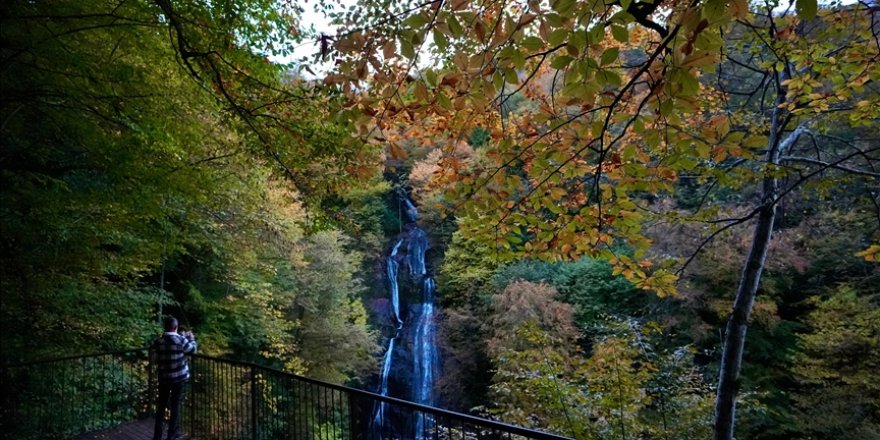 Güzeldere Şelalesi Tabiat Parkı sonbahar renkleri arasında vakit geçirme imkanı sunuyor