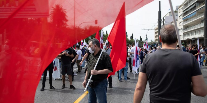 Yunan komünistler Ukrayna'ya giden mühimmat konvoyunu durdurdu