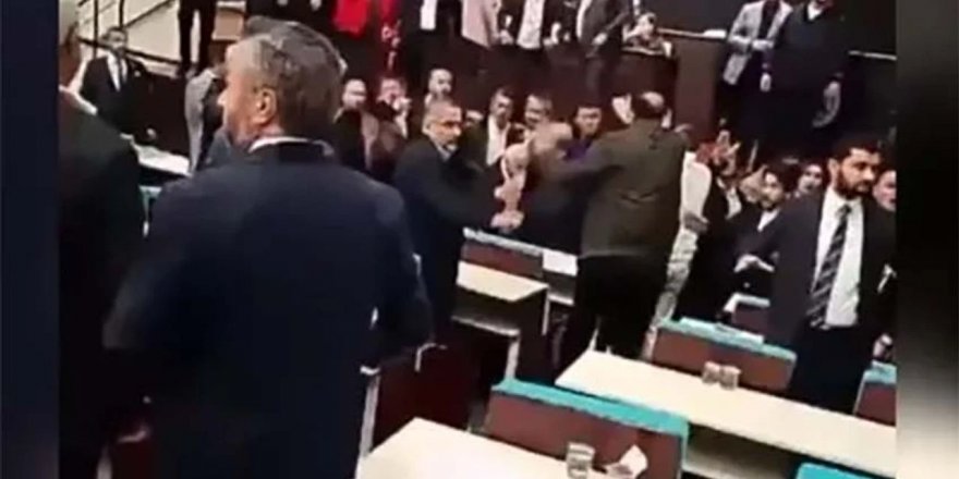 Kağıthane Belediyesi meclis toplantısında CHPli heyetten protesto