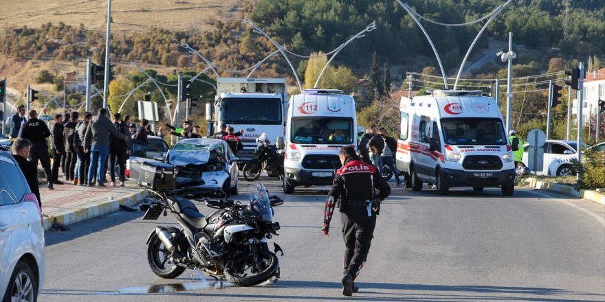 Uşak'ta trafik kazasında 2'si polis 4 kişi yaralandı