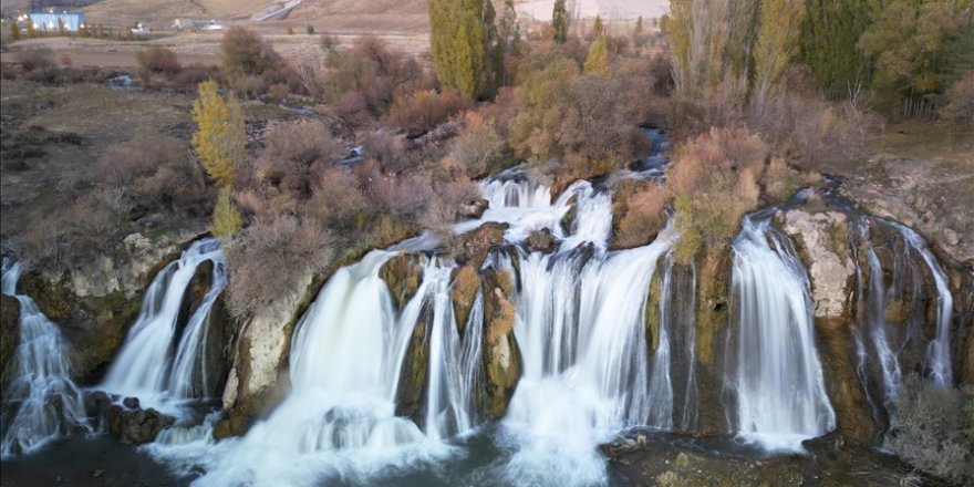 Muradiye Şelalesi sonbahar renkleriyle ziyaretçilerini ağırlıyor