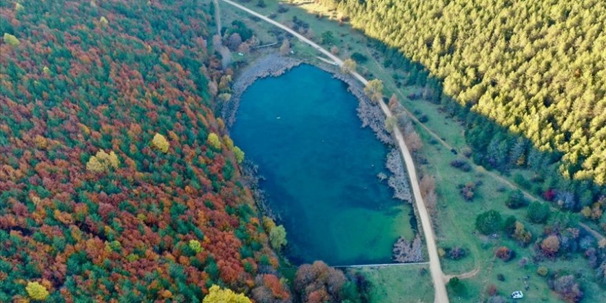 Şirinyazı Göleti'ni ziyaret edenler sonbahar renkleri eşliğinde vakit geçiriyor