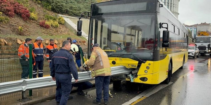 Kadıköy'de İETT otobüsü bariyere saplandı