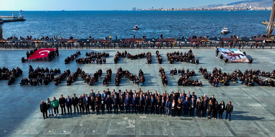 İzmir'de "Ata'ya Saygı Yürüyüşü" ile koreografi düzenlendi