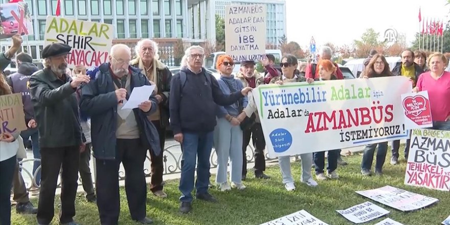 Adalılardan İBB binası önünde "azmanbüs" tepkisi