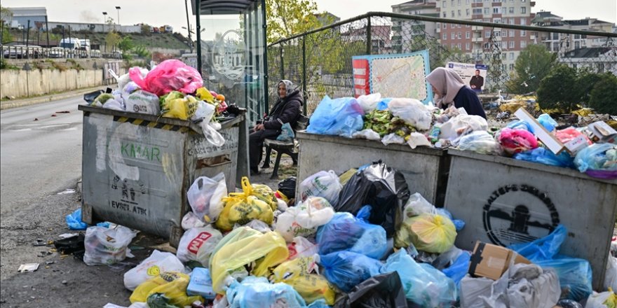 Maltepe'de işçilerin grevi nedeniyle sokaklarda çöp yığınları oluştu