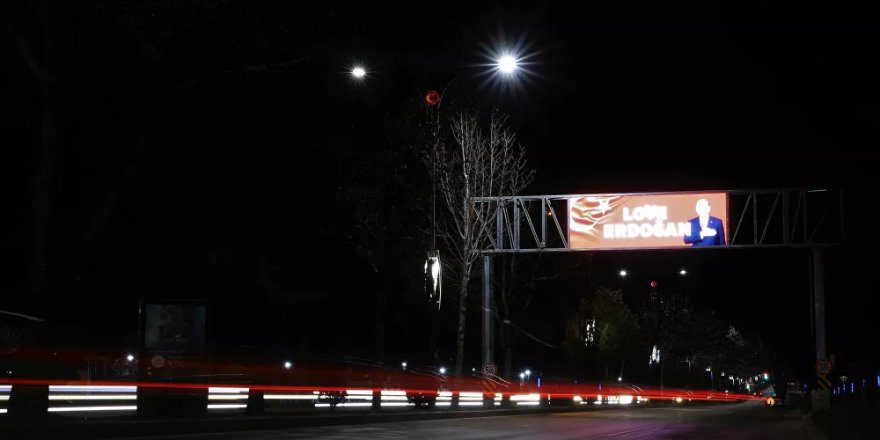 Karaman'da CHP’nin şikayeti üzerine ‘Love Erdoğan’ afişi indirildi