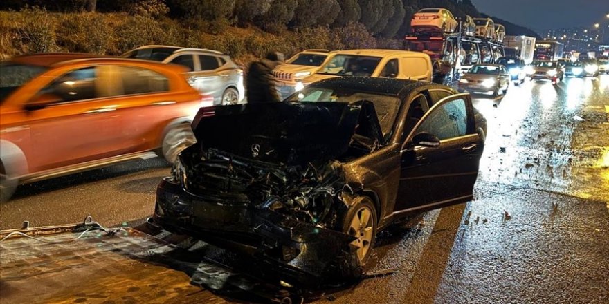 Anadolu Otoyolu'nda meydana gelen zincirleme kazada 10 kişi yaralandı