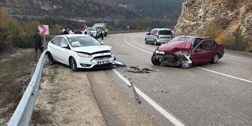 Karabük'te 2 otomobilin çarpıştığı kazada 8 kişi yaralandı