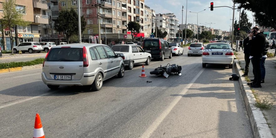 Manisa'da, minibüse ve otobüse çarpan motosikletin sürücüsü öldü