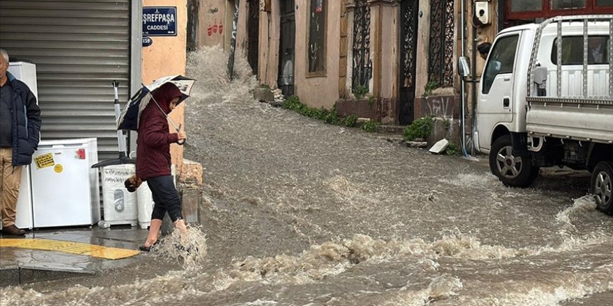 İzmir'de kuvvetli sağanak yaşamı olumsuz etkiliyor