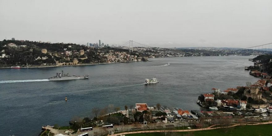 Rus savaş gemileri İstanbul Boğazı'ndan geçti