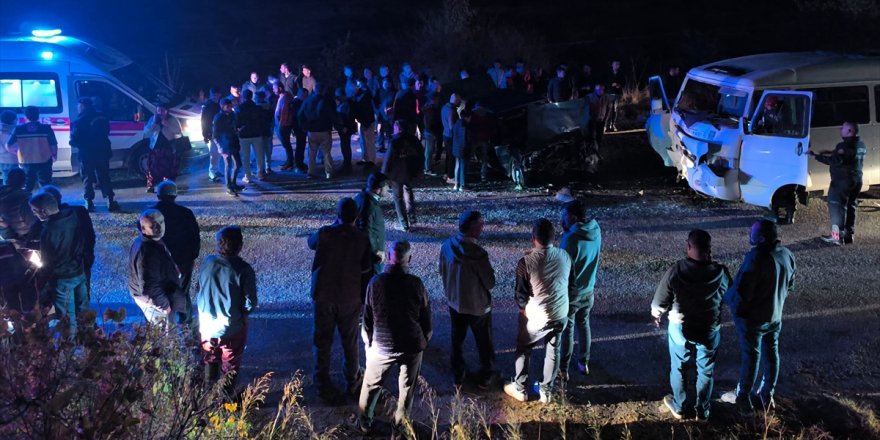 Aydın'da minibüs ile otomobilin çarpıştığı kazada 10 kişi yaralandı