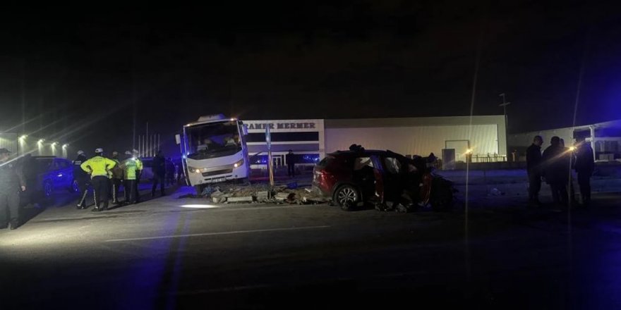 Konya'da polis minibüsü ile otomobil çarpıştı 1 kişi öldü, 11 kişi yaralandı