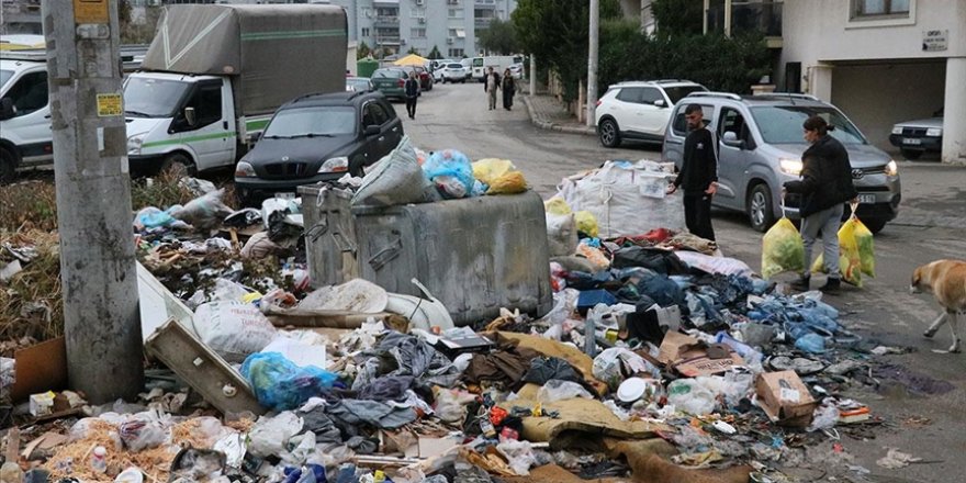 İzmir Buca'daki çöp yığınları tepkilere neden oluyor