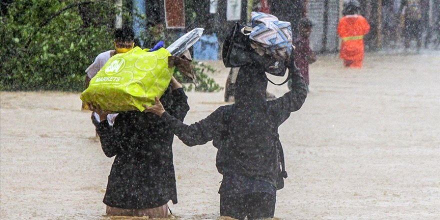 Filipinler'de Süper Tayfun Man-Yi nedeniyle yaklaşık 650 bin kişi tahliye edildi