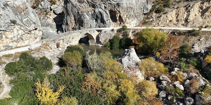 Nemrut Dağı eteklerinde sonbahar renkleri hakim oldu