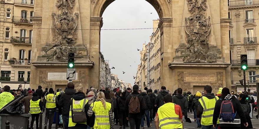 Sarı yelekliler 6. yılında Paris'te sokağa indi