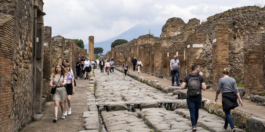 İtalya'da ziyaretçi akınına uğrayan yerlerde turist yoğunluğuna karşı bazı tedbirler alınıyor