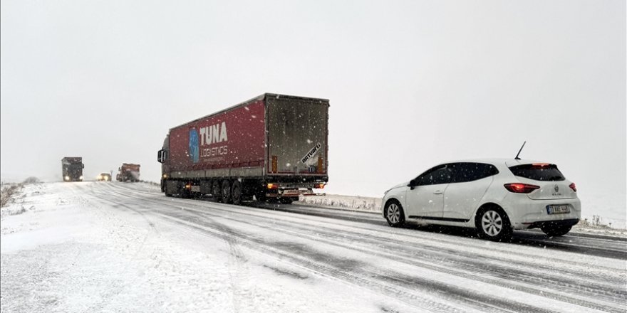 Ardahan'da ağır tonajlı araçlara kapatılan Damal-Posof kara yolunda ulaşım normale döndü