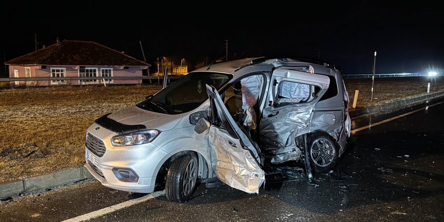 Uşak'ta otomobil ile hafif ticari aracın çarpışması sonucu 1 kişi öldü, 5 kişi yaralandı