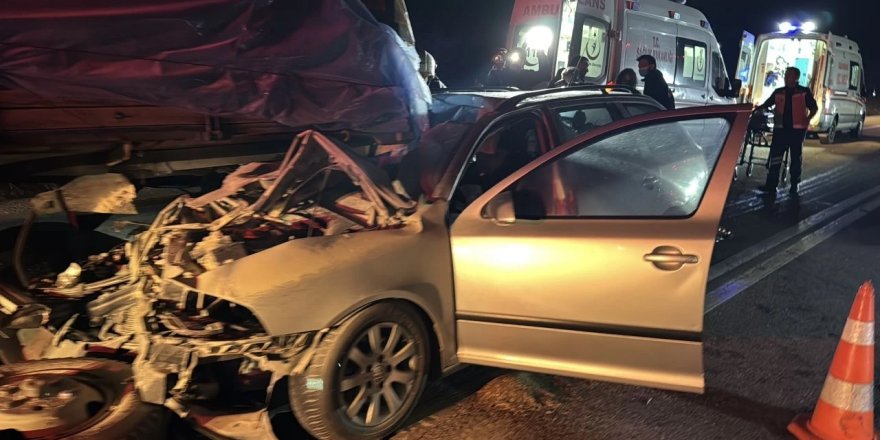 Edirne'de traktörün römorkuna çarpan otomobilde 1 kişi öldü, 1 kişi yaralandı