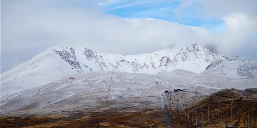 Erciyes Kayak Merkezi'ne kar yağdı