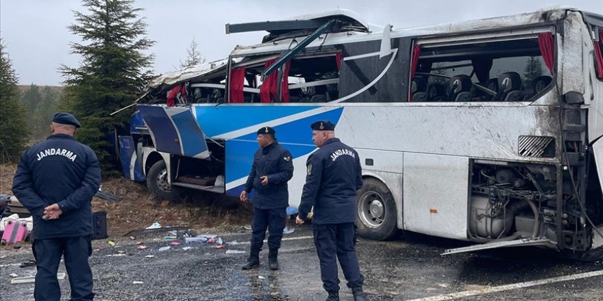 Eskişehir'de devrilen yolcu otobüsündeki 1 kişi öldü, 30 kişi yaralandı