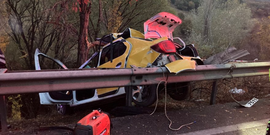 Manisa'da bariyere ve ağaca çarpan taksideki yolcu öldü