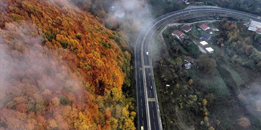 Bolu Dağı'ndan geçen sürücüler mola yerlerinde zirveden manzarayı izliyor