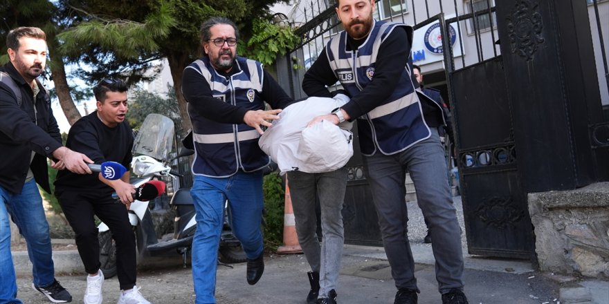 İzmir'de boşanma aşamasındaki eşini tehdit için çocuğunun boğazına bıçak dayayan baba tutuklandı