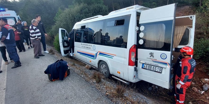 Muğla'da trafik levhasına çarpan minibüsteki 8 kişi yaralandı