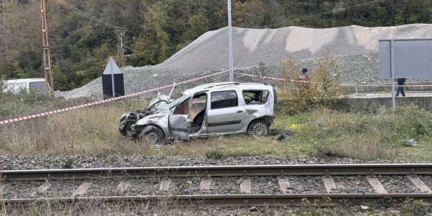 Zonguldak'ta trenin çarptığı hafif ticari araçtaki 1 kişi öldü, 1 kişi yaralandı