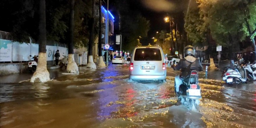 Fethiye'de şiddetli yağış su baskınlarına neden oldu