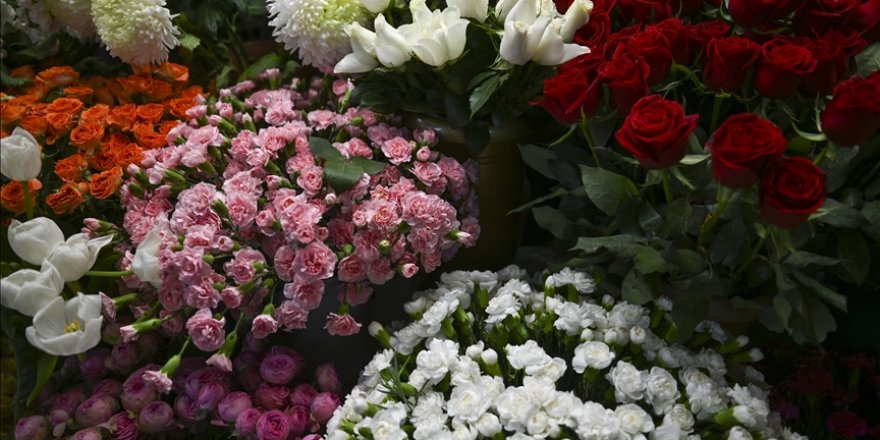 Öğretmenler Günü için rengarenk çiçekler dükkanlardaki yerini aldı