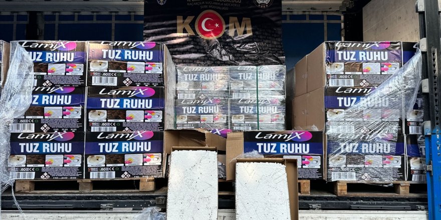 İzmir'de içi doldurulmuş 2 milyon 436 bin makaron ele geçirildi