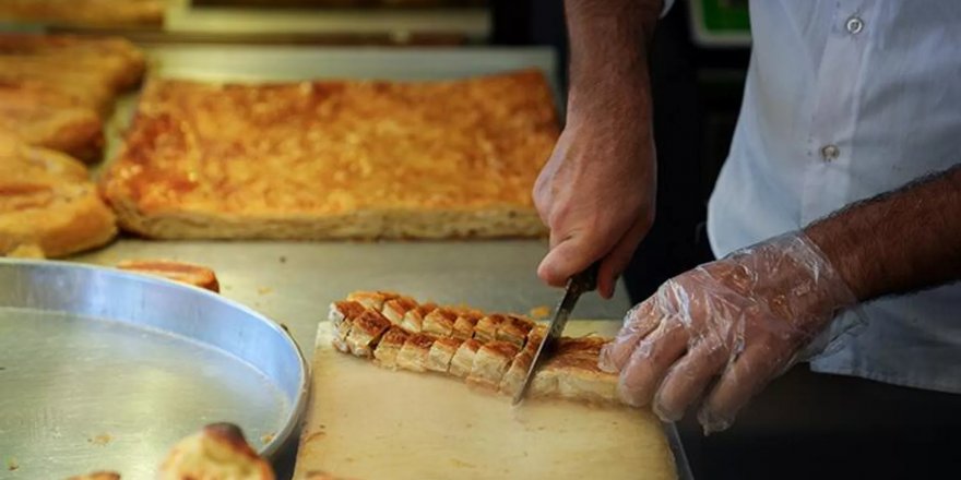 Bakanlık listesini güncelledi: Ünlü markanın ismiyle satılan börekte tespit edildi, 'yemeden önce 2 kez düşünün'