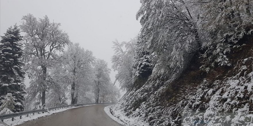 Bolu-Yedigöller yolu kar ve buzlanma riski nedeniyle kapatıldı