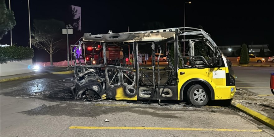 Bursa'da belediyeye ait yolcu minibüsü yandı